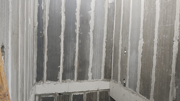 安装轻质隔墙板